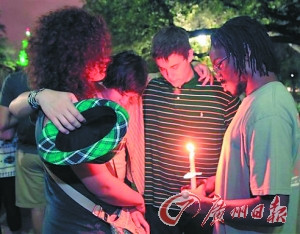 當?shù)鼐用顸c起蠟燭祈禱 當?shù)鼐用顸c起蠟燭祈禱