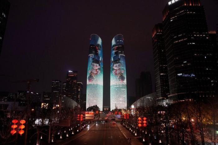 成都點(diǎn)亮地標(biāo) 慶?！赌倪钢[海》總票房突破100億元