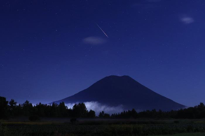 英仙座流星雨劃過(guò)日本北海道夜空