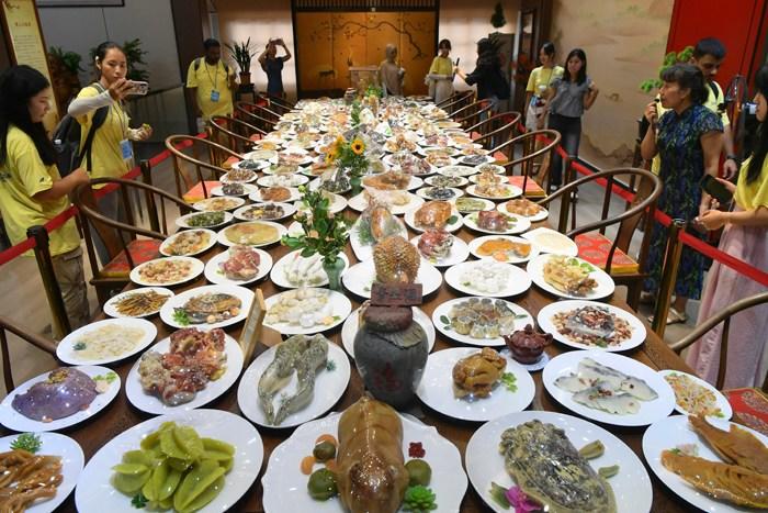 外國大學(xué)生“品嘗”石制“滿漢全席”