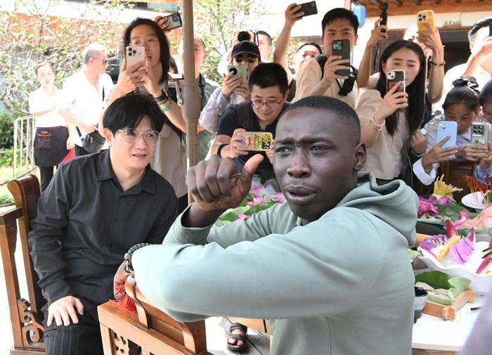 “無語哥”現(xiàn)身重慶體驗(yàn)地道“中國(guó)味”