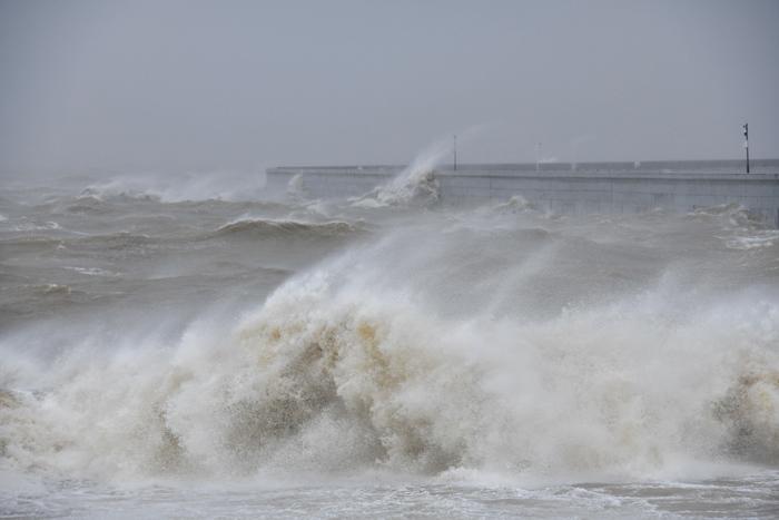 強臺風逼近 ?？诟浇Ｓ蛳凭蘩?>
     <p>強臺風逼近 海口附近海域掀巨浪</p>
</a><a href=