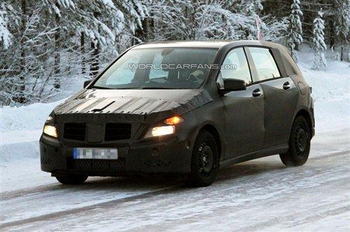 2011年發(fā)布 新一代奔馳B級雪地路試曝光 汽車之家 2011年發(fā)布 新一代奔馳B級雪地路試曝光 汽車之家