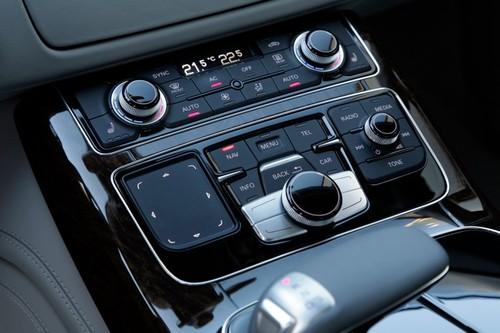 豪華車的準(zhǔn)則 海外試駕2011款?yuàn)W迪A8