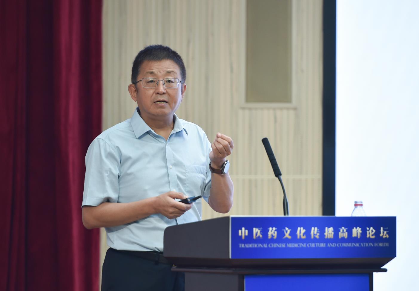 中國中醫(yī)科學(xué)院原院長、首席研究員、中國非物質(zhì)文化遺產(chǎn)保護(hù)協(xié)會(huì)副會(huì)長兼中醫(yī)藥委員會(huì)會(huì)長曹洪欣發(fā)表主旨演講。