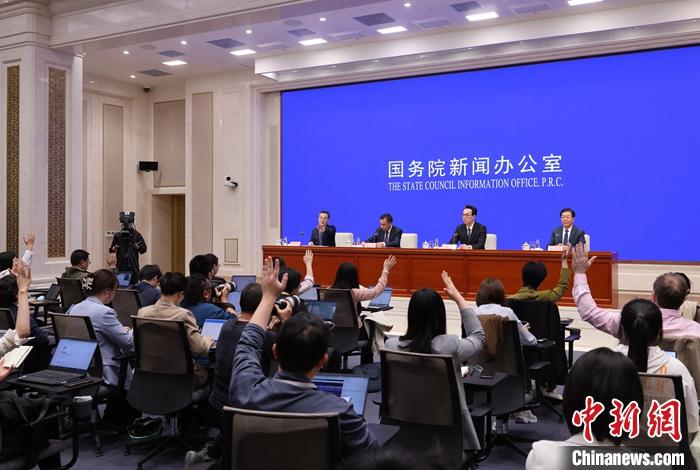 4月17日，中國(guó)國(guó)務(wù)院新聞辦公室在北京舉行新聞發(fā)布會(huì)，國(guó)家發(fā)展改革委副主任劉蘇社，副秘書長(zhǎng)、國(guó)民經(jīng)濟(jì)綜合司司長(zhǎng)袁達(dá)，政策研究室主任金賢東解讀宏觀經(jīng)濟(jì)形勢(shì)和政策，并答記者問(wèn)。 <a target='_blank' href='/'>中新社</a>記者 楊可佳 攝