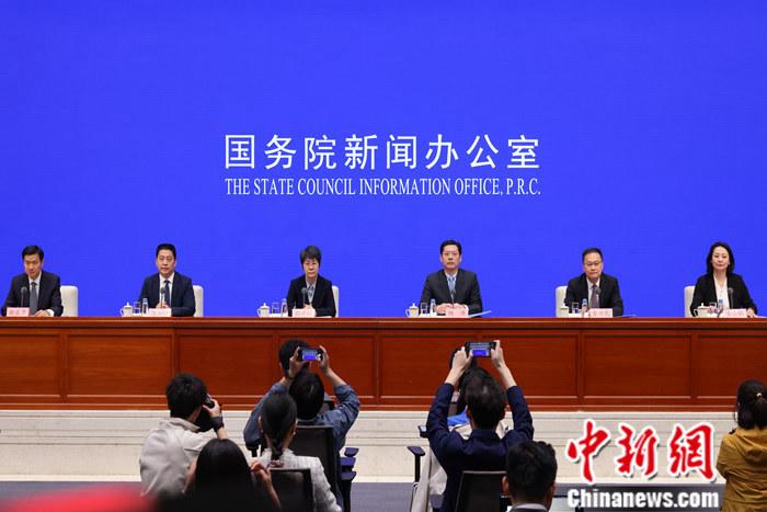 4月19日，中國國務(wù)院新聞辦公室在北京舉行新聞發(fā)布會，商務(wù)部副部長郭婷婷、商務(wù)部綜合司司長楊濤、市場運行和消費促進司司長徐興鋒、對外貿(mào)易司司長李興乾、外國投資管理司負(fù)責(zé)人吉小楓介紹2024年一季度商務(wù)運行及工作情況，并答記者問。 <a target='_blank' href='/'>中新社</a>記者 楊可佳 攝 