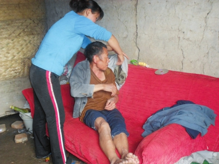 女子為照顧養(yǎng)父與丈夫離婚籌資搭屋避雨陷困境