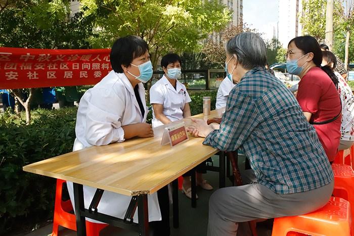 河北滄州“醫(yī)院進社區(qū)”活動服務老年人