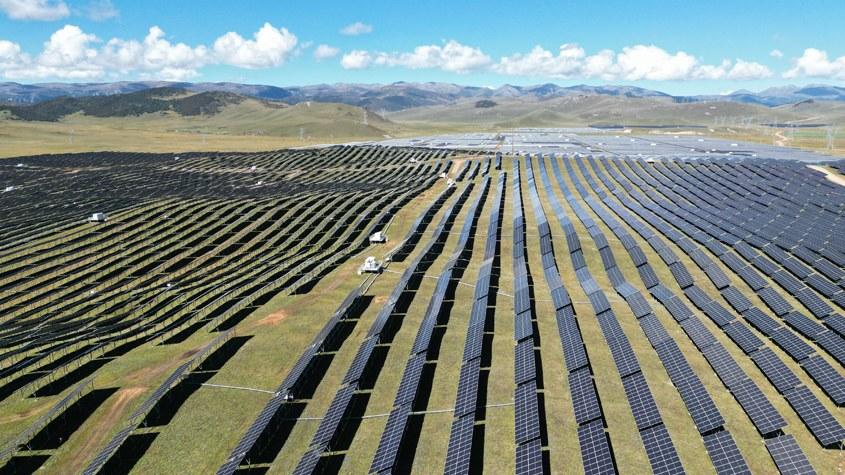 超4000米海拔光伏基地成牦?！疤炷徊蛷d”